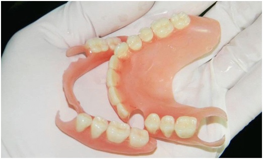 Внешний вид акриловых зубных протезов