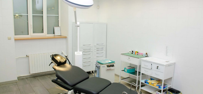 Кабинет для хирургических операций в стоматологической клинике «Один к одному»